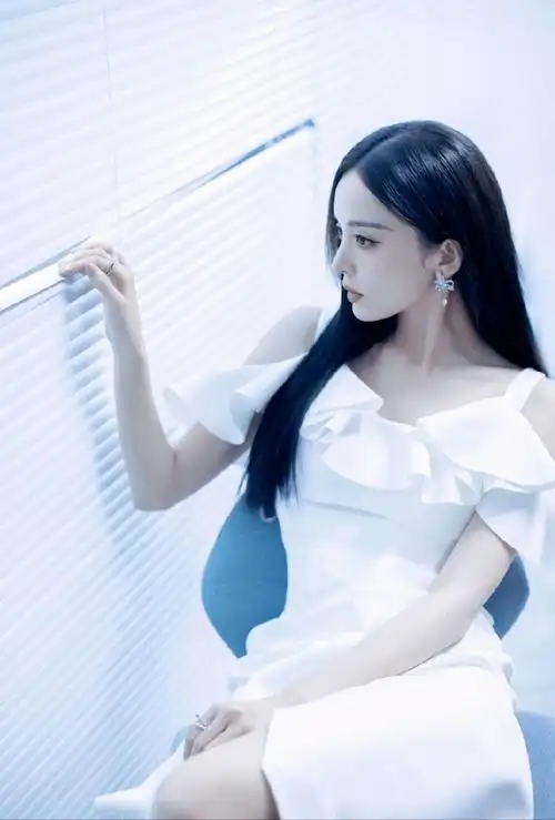 古力娜扎真是美得无死角,穿白色露肩裙清纯可人,五官精致太加分