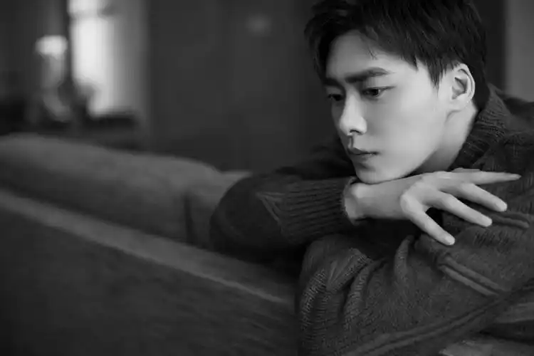 分享一组李易峰图片给大家,图中的明星图片壁纸会点缀你的电脑桌面