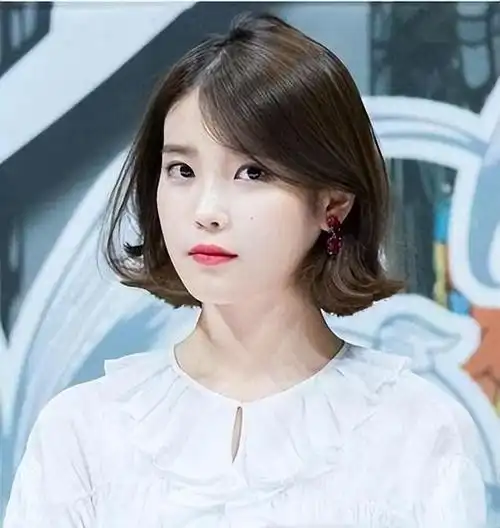 女性年龄大头发只能越来越短吗?建议四款齐肩卷曲头发,不失年轻