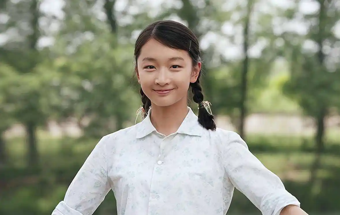 无胸女周冬雨再现丑闻缠身,曾背叛张艺谋献身曾志伟,背刺马思纯_因为