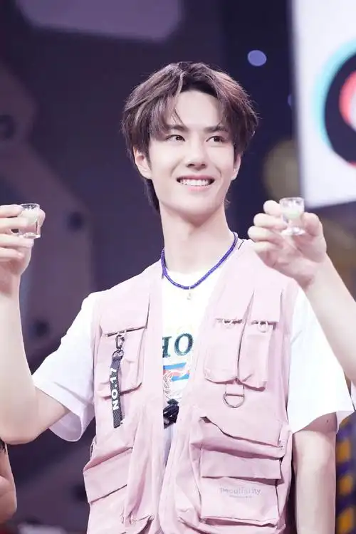 来看王一博独一无二的括弧笑,他的笑容真