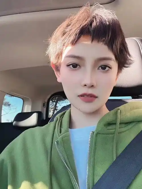 女士短发怎么剪,露耳短发搭配不规则刘海,效果真不赖_发型_脸型_气质