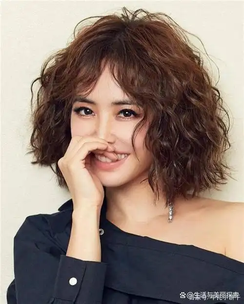 女人过了45岁就放弃长发和小卷吧,换这5种发型,从阿姨变回姐姐