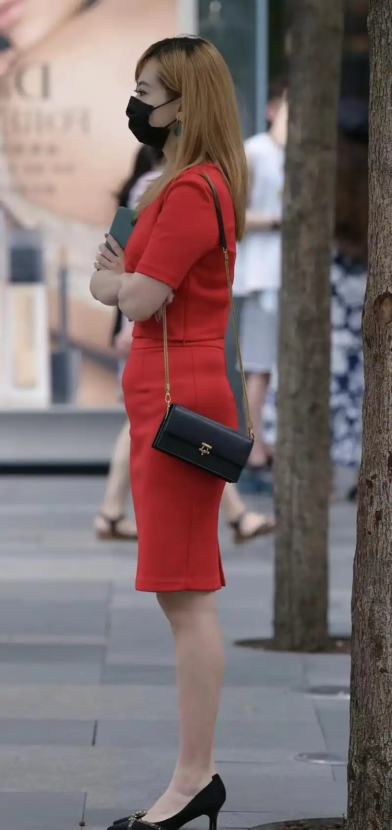 气质美女穿红色裙配高跟鞋的时尚小姐姐,腿修长不输超模