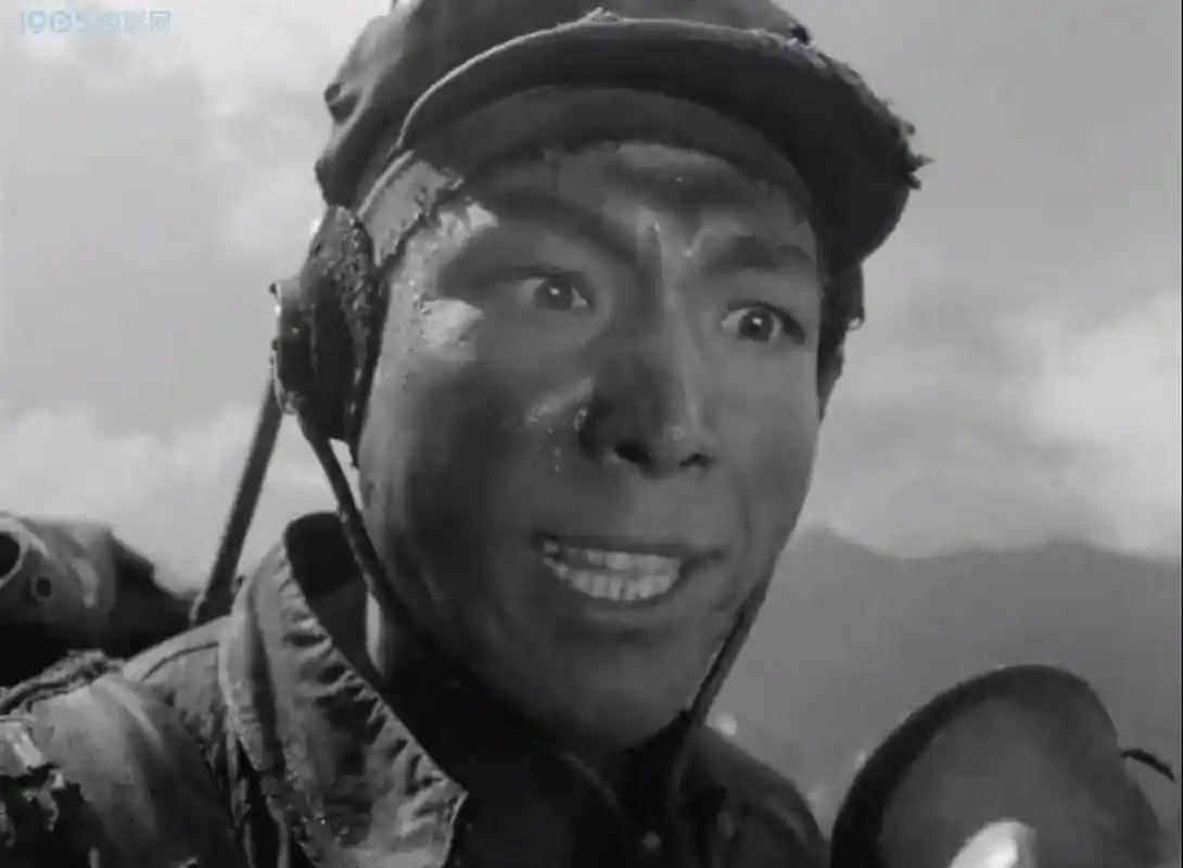 电影《英雄儿女》经典场面:王成干掉了身边的敌人后,再次拿起了步话机