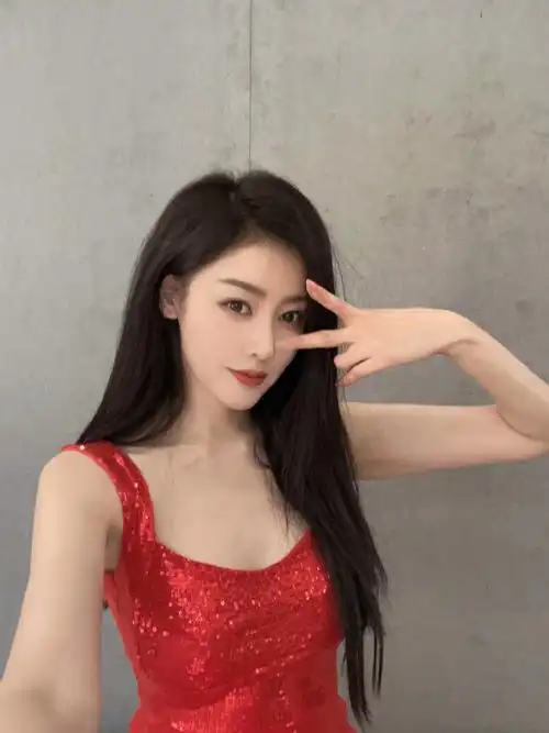 张天爱34岁身材性感如魔 一袭抹胸长裙神采飞扬