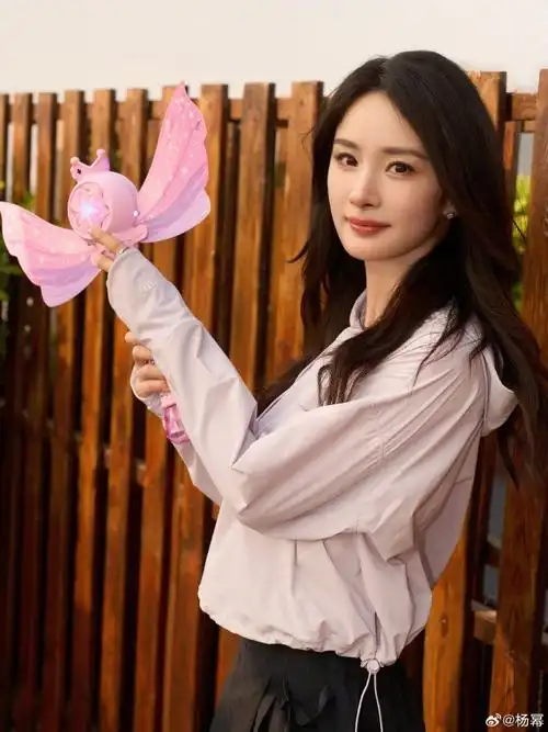 藏在椰汁里的幂幂#2024的夏天,幂幂和粉色最配娇俏可爱,元气满满