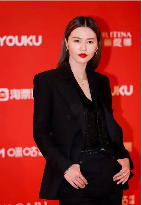 谭维维作为表演嘉宾登上红毯一身西装造型帅气十足干练有型