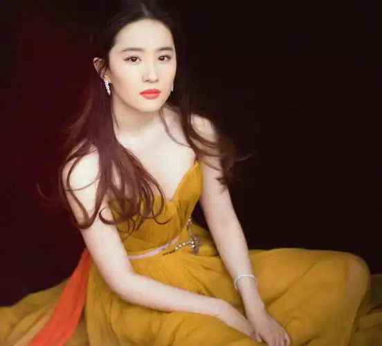 柔美气质刘亦菲身穿金黄色礼服裙时尚美拍