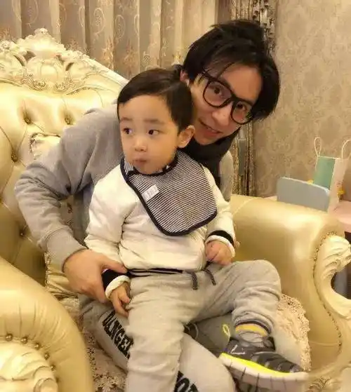 朱桢和自己助理的手机铃声都是薛之谦的歌,实力打榜.