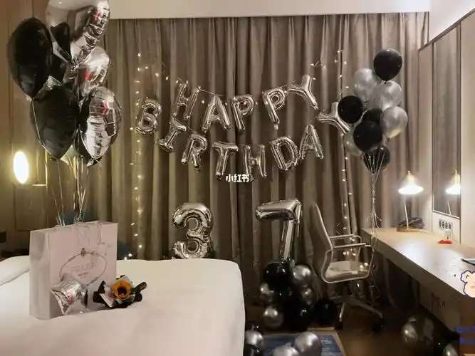 给男朋友的生日惊喜黑银酒店房间布置