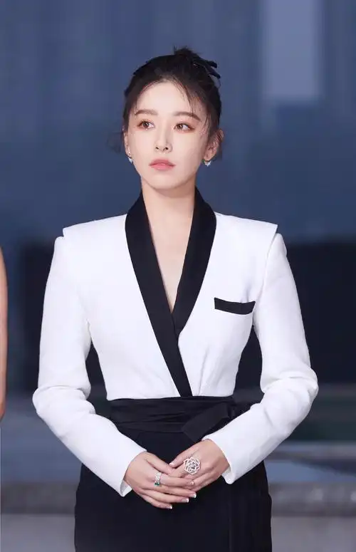 阚清子亮相百花电影节闭幕式,黑白西装大气脱俗,垫肩气场强