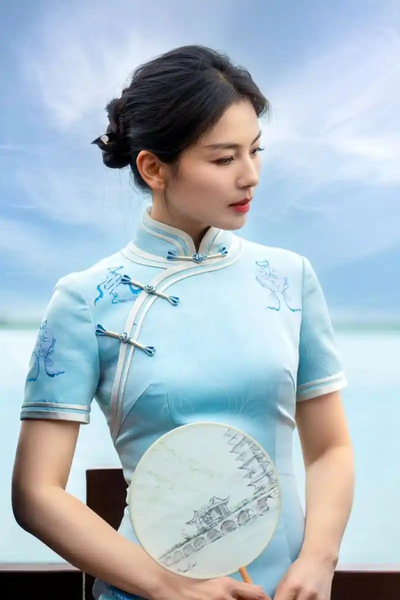 刘涛穿蓝色旗袍,美的很优雅,好美好美.