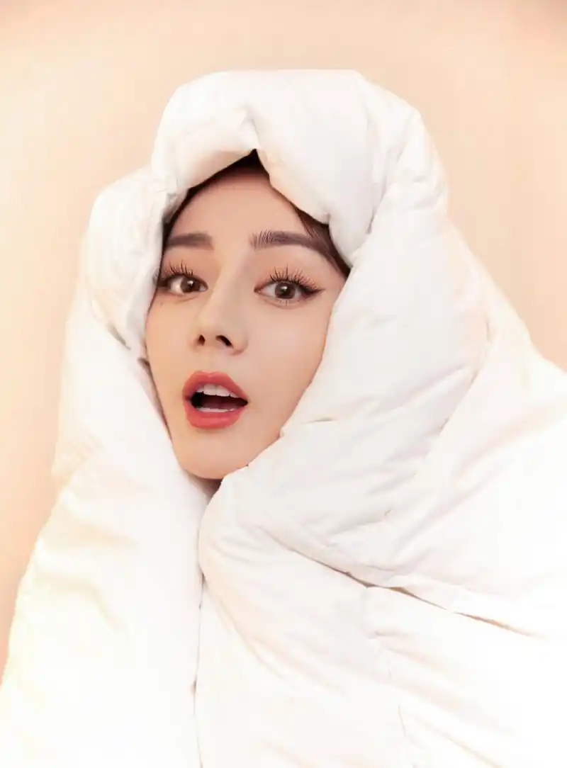 迪丽热巴秋爽写真  迪丽热巴秋爽写真 以简单舒适,彰显纯净的美好, 身