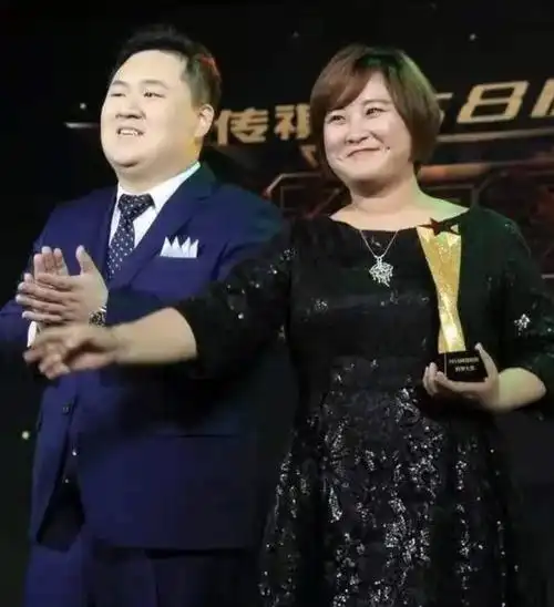 每次宣传,迷妹们直呼贾玲"老公姐",热度爆棚.