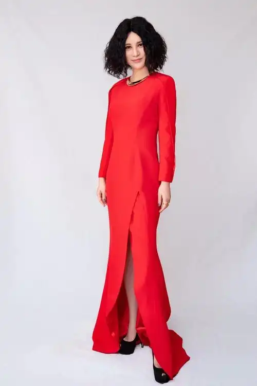 红色连衣裙也可以打破常规风瞅瞅尚雯婕的穿搭造型就晓得了