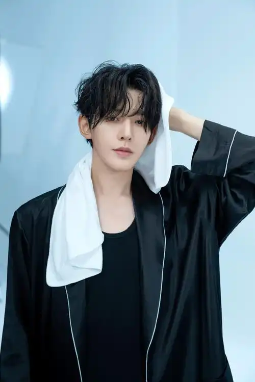 中华区品牌代言人##邓为巴黎卡诗大中华区代言人##邓为白衬衫扯领带