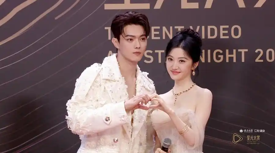 许凯红毯穿上了内搭##许凯景甜甜蜜五连拍##星姐微博