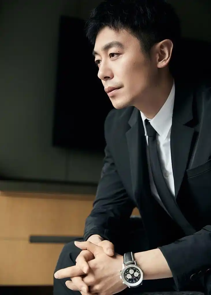 朱亚文身着黑西装02尽显型男利落帅气