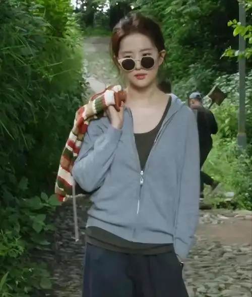 被刘亦菲的新剧穿搭圈粉了,身材微胖"接地气",打扮简约又时尚