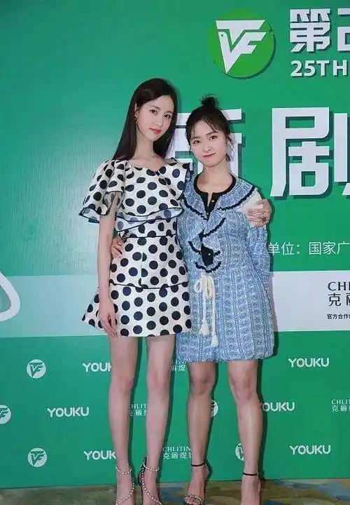 陈都灵沈月同框身高仅差8cm同穿短裙沈月暴露大象腿又矮又胖