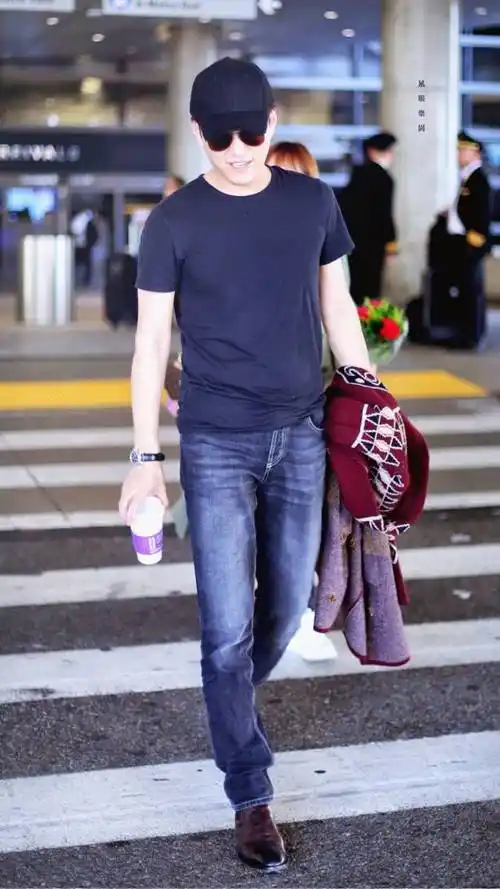 中年男人少穿polo衫,多穿圆领t恤更洋气减龄,看46岁靳东就知道_效果