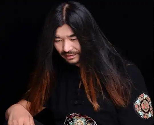 他靠卖烤面筋为生,没有文化,曾流浪大街,现如今被签约日入过万