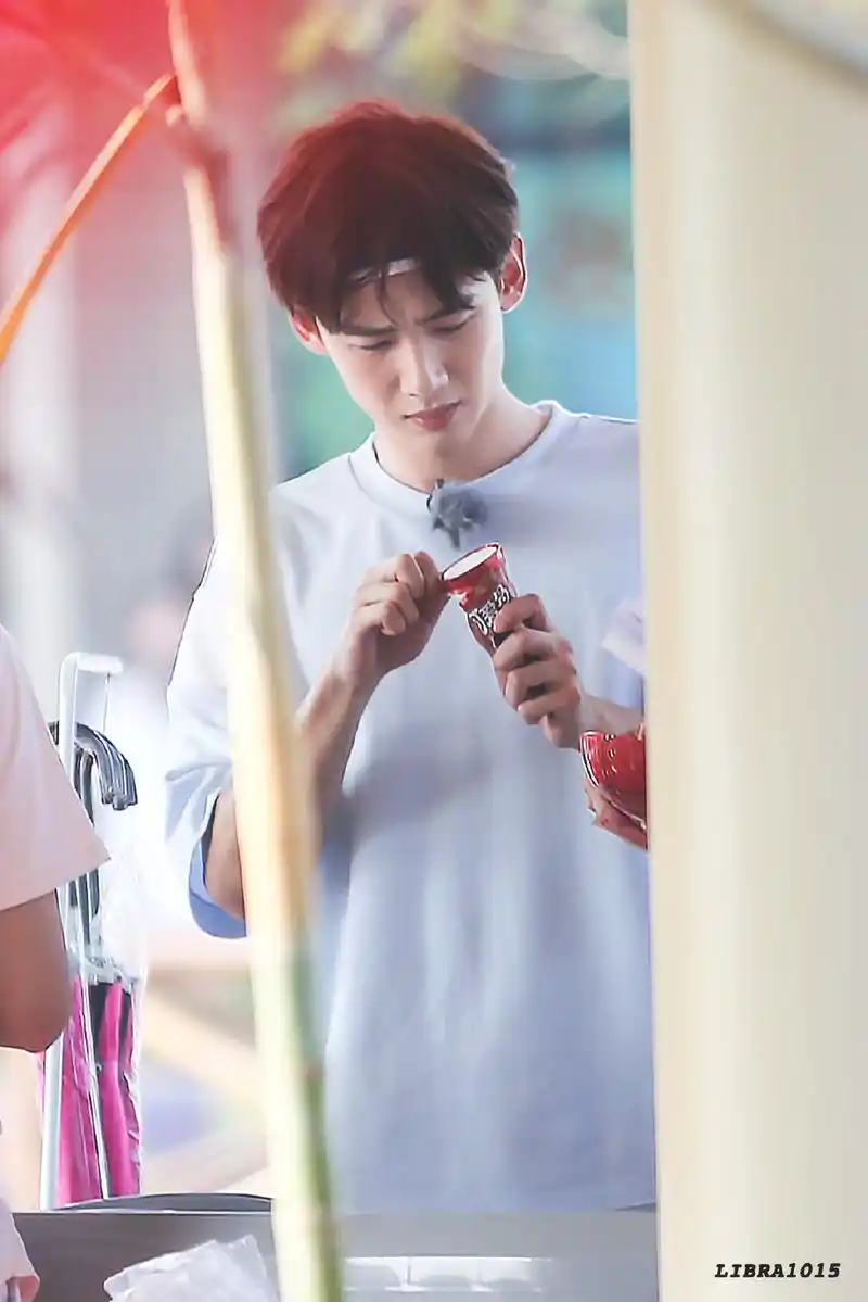 [白敬亭][分享]180319 白敬亭对食物有多爱?看他的眼神就能明了