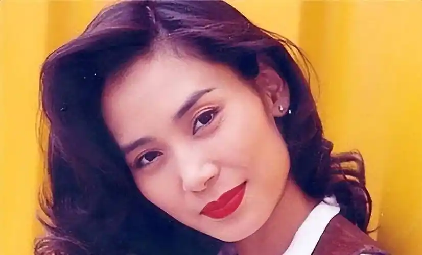 邝美云:险成何鸿燊四太,郑裕彤花15亿娶她做儿媳,弃娱从商成富婆_郑家