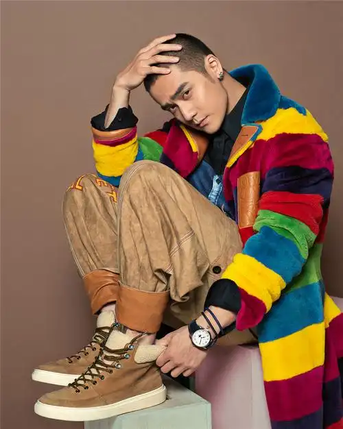 近日,90后硬汉小生蒋劲夫拍摄的封面大片曝光,引来网友和媒体的关注.