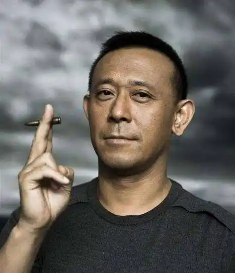 "野马"姜文,爱过刘晓庆,甩过宁静,如今被小15岁娇妻牢牢拴住_时候