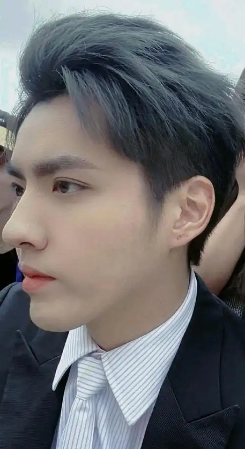 吴亦凡剪完头发重回颜值巅峰不愧是建模脸,生图自带滤镜,太绝了