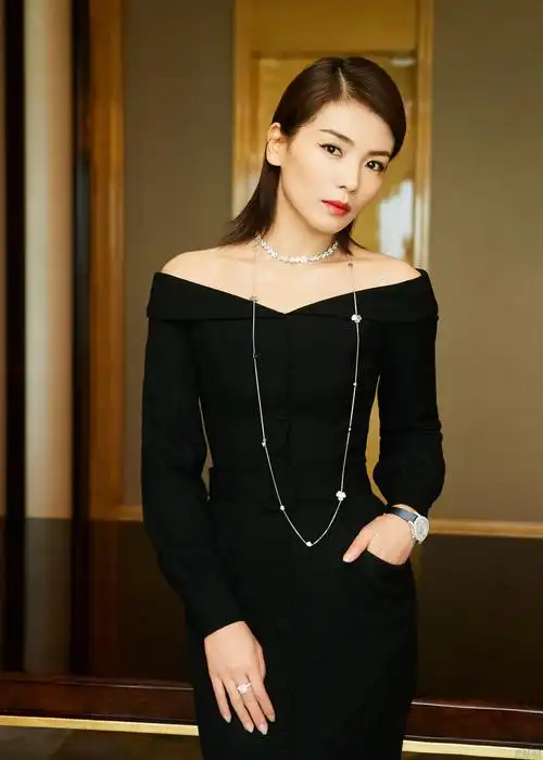 刘涛明眸皓齿温柔浅笑 解锁优雅格调