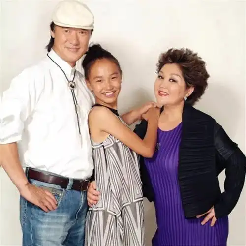 后来,布仁巴雅尔和妻子乌日娜,以及乌日娜的亲侄女英格玛,三人一同