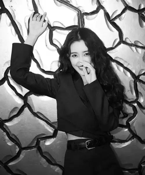 蒋依依西装短裤性感写真