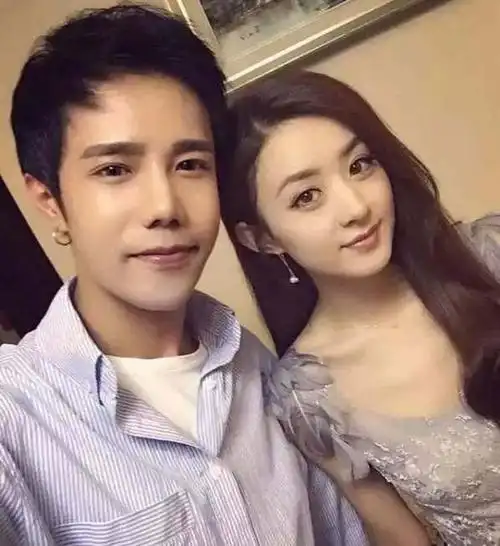 2016年,赵丽颖回农村老家参加弟弟赵建飞的婚礼,为了不抢新娘的风头