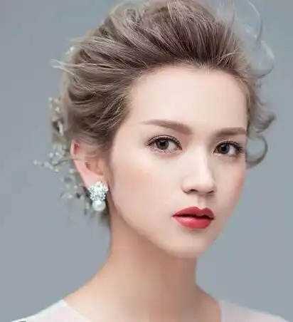 白色筒顶婚纱露出性感的小锁骨,露出额头的蓬松头发搭配精致的韩妆.