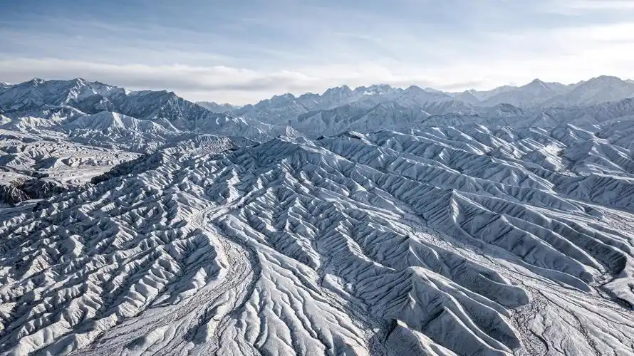 壮美的祁连山和酒泉市肃州区西洞镇洪水河大峡谷披上了银装,俯瞰山脉