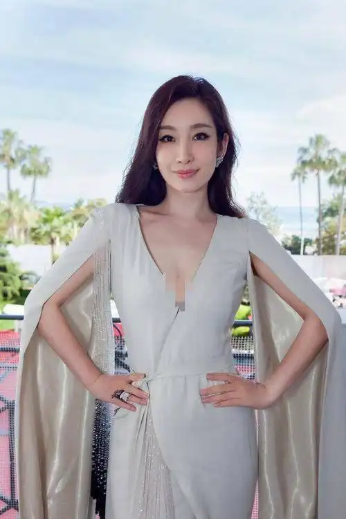 秦海璐春日美照清新短发造型融入京剧元素展现非凡的曲艺魅力