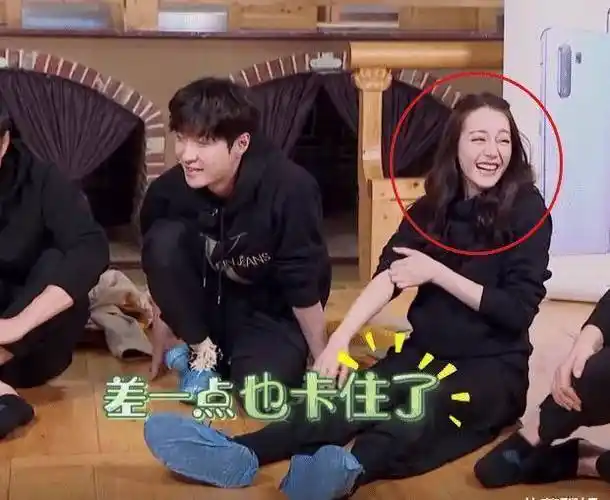 原创迪丽热巴当众脱外套张艺兴的反应男友力十足小岳岳都一脸吃瓜