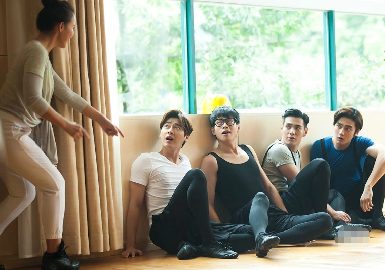 何老师悉心挑选的"四小天鹅",三位已大红大紫,唯独最美的她被人遗忘!