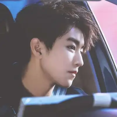 侧脸张开的嘴巴.