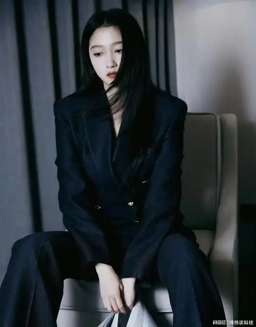 关晓彤最新美照分享利落酷飒黑西装化身霸道女总裁关晓彤好美