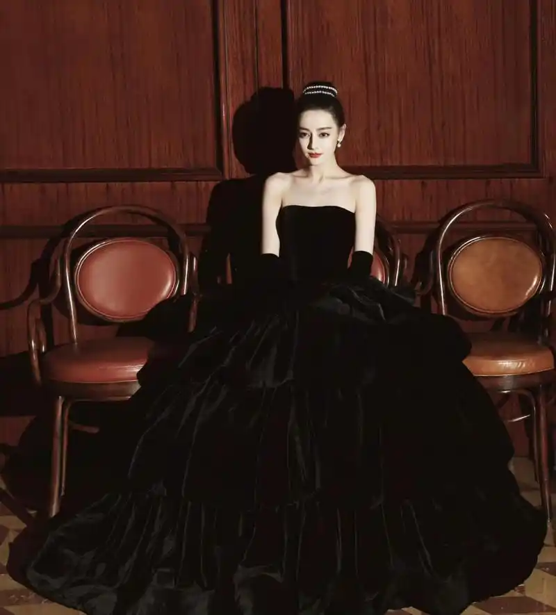 迪丽热巴的"赫本造型"太惊艳,网友:让你模仿,没让你超越