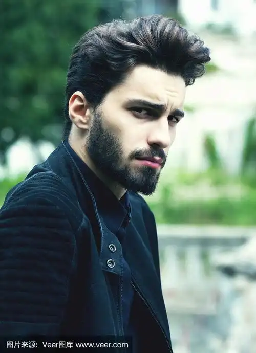 在户外摆造型的大胡子型男