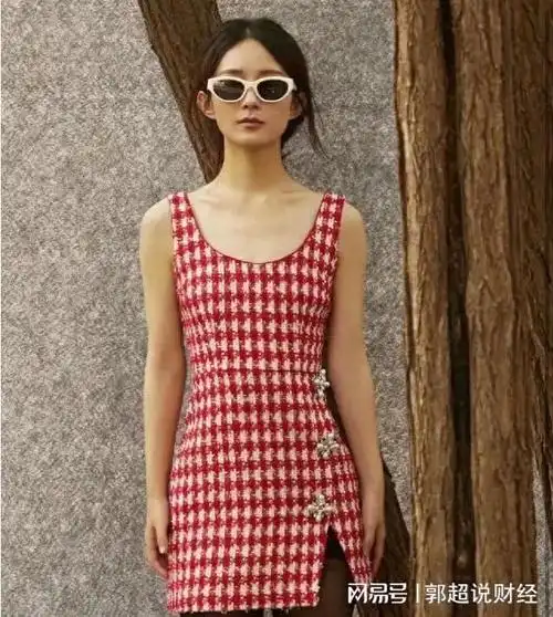 赵丽颖再次冲击摩登风格黑色丝袜搭配羽毛连衣裙尽显舞女风韵