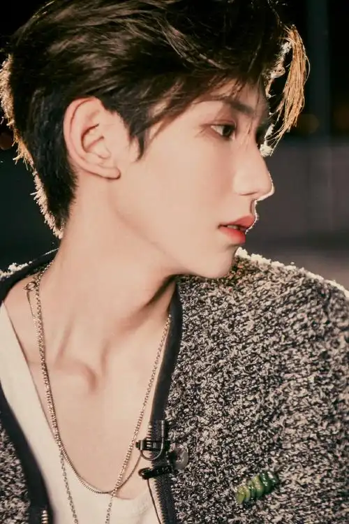 王源2024龙行绛气##王源得力文具全球品牌代言人