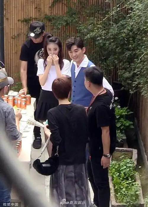 组图:张翰徐璐拍戏庆生两不误 片场秒变生日趴