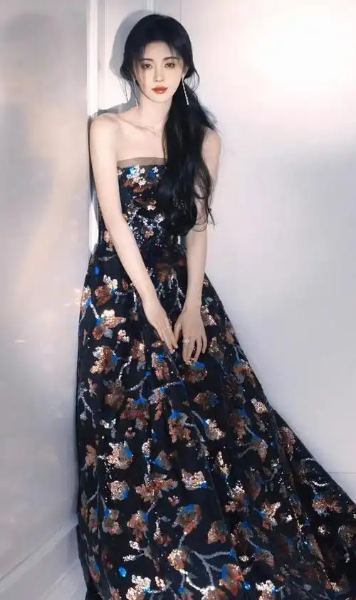 作为一名演艺界的奋斗者,鞠婧祎的身高一直被外界诟病,但是她却从未