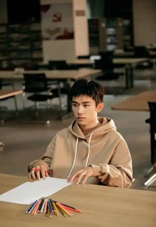 易烊千玺一件简单的msgm卫衣,清爽短发造型_花絮_学长_邂逅